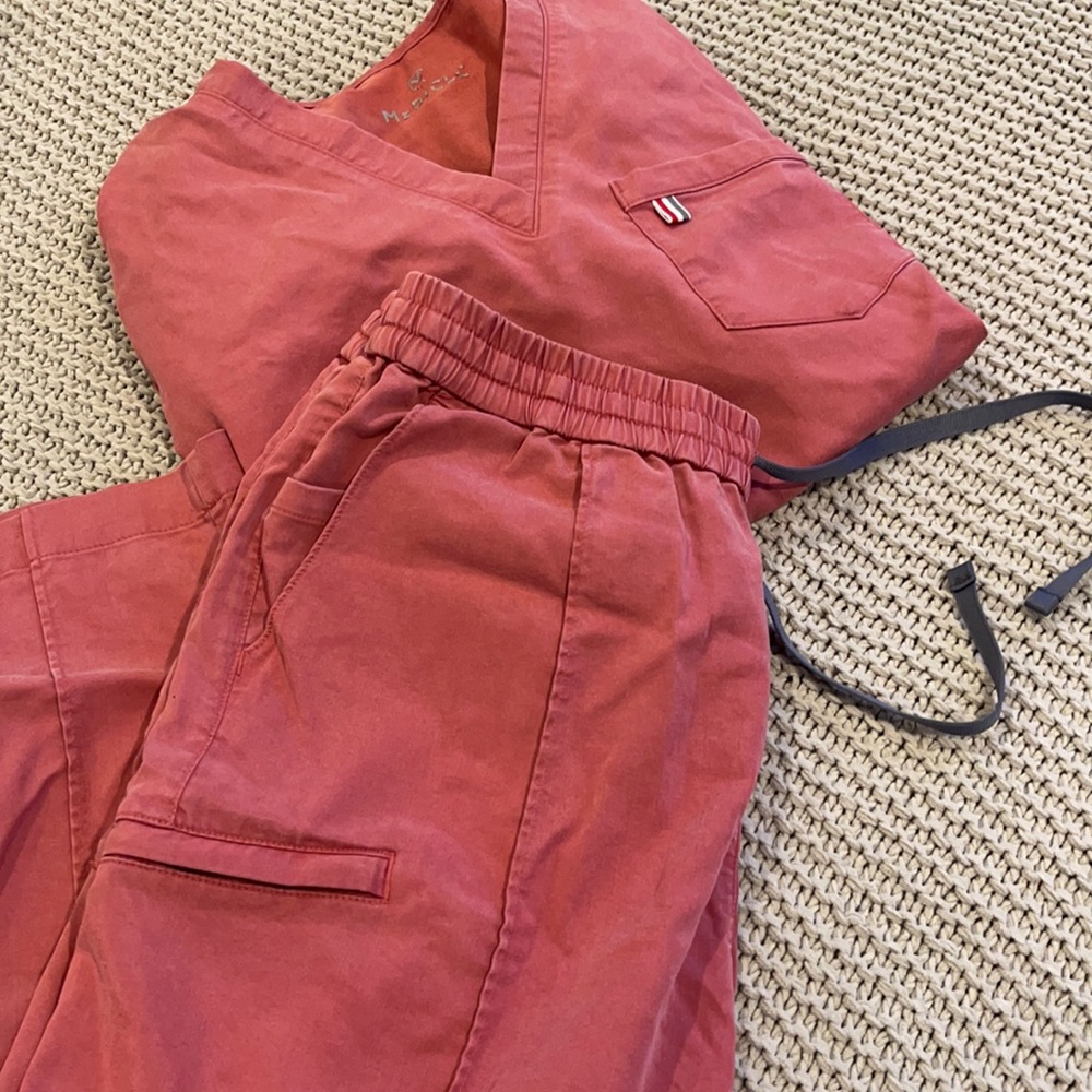 Mediclo mauve scrub set